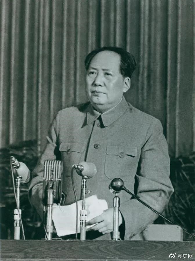 　　1957年2月27日，毛澤東在最高國務會議第十一次（擴大）會議上發表《如何處理人民內部的矛盾》（后改為《關于正確處理人民內部矛盾的問題》）講話。