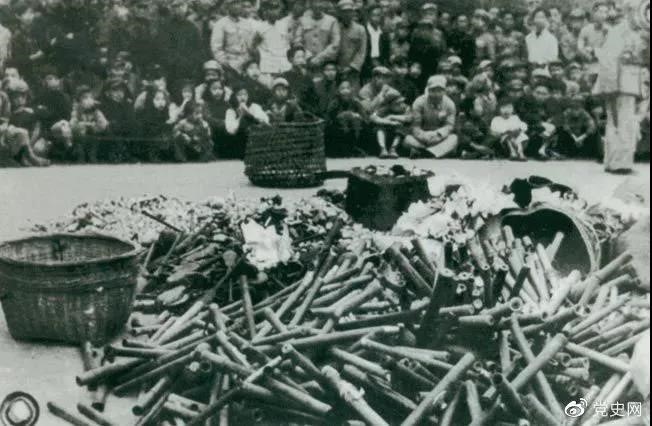 1950年2月24日，政務院發出《關于嚴禁鴉片煙毒的通令》。圖為政府收繳的煙具和賭具。