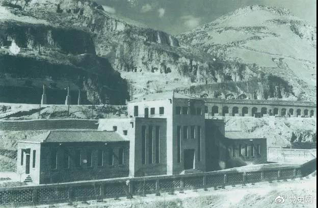 1945年2月3日 毛澤東主持中共六屆七中全會主席團(tuán)會議。圖為全會會址：延安楊家?guī)X中共中央辦公樓。