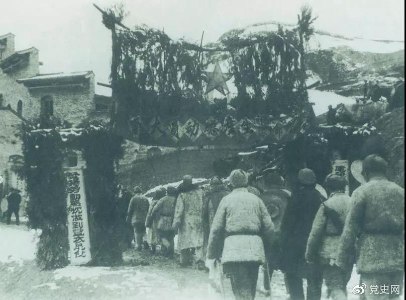 1939年2月2日 中共中央在延安召開(kāi)生產(chǎn)動(dòng)員大會(huì)，毛澤東在會(huì)上發(fā)出“自己動(dòng)手”的號(hào)召。圖為參會(huì)人員入場(chǎng)的情景。