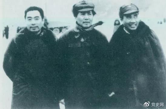 1946年1月27日，周恩來由重慶飛抵延安，參加中共中央書記處會議。圖為毛澤東、朱德、周恩來在機(jī)場留影。